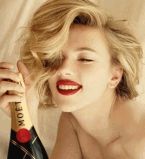 Скарлетт Йоханссон с бутылкой