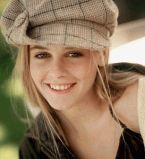 Алисия Сильверстоун улыбается