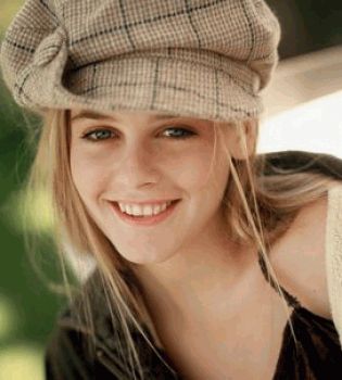 Алисия Сильверстоун улыбается