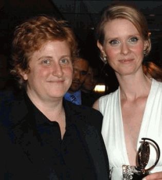 Синтия Никсон со своей женой или мужем