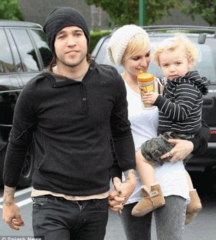 Эшли Симпсон муж ребенок