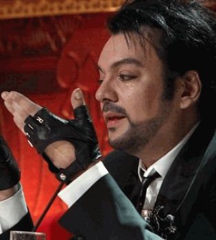 Филипп Киркоров со слезами на глазах