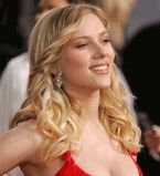 Скарлетт Йохансон в красной майке