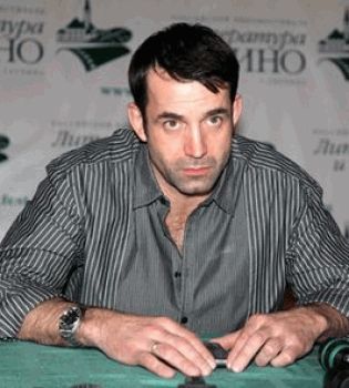 Дмитрий Певцов набычился