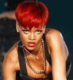 Рианна с красным хаером
