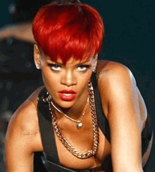 Рианна с красным хаером