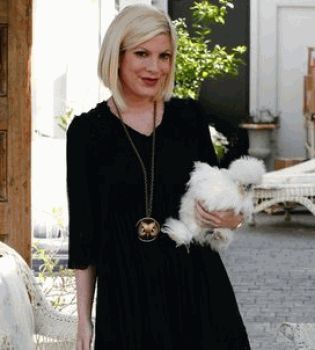 Тори Спеллинг с попугаем-курицей