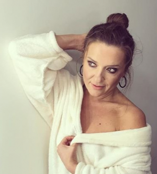 За кулисами "Танці з зірками": полуобнаженная Наталья Могилевская позирует в халате