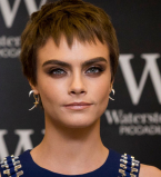 Теперь брюнетка: Кара Делевинь удивила кардинальным переманим в образе