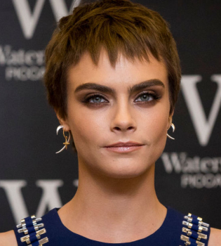 Теперь брюнетка: Кара Делевинь удивила кардинальным переманим в образе