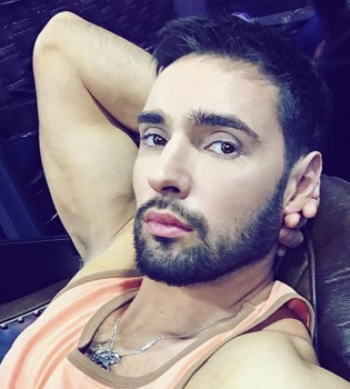 Одинокий романтик: обнаженный Виталий Козловский позирует в ванной