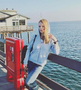 Будни в Лос-Анджелесе: Ольга Фреймут позирует в джинсах и без макияжа