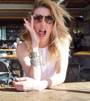 Эмбер Херд показала идеальную фигуру в белом бикини