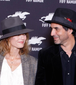 Влюбленные в шляпах: Ванесса Паради появилась на публике с бойфрендом Самюэлем Беншетри