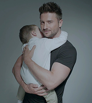 Умилительное видео: Сергей Лазарев учит сына алфавиту