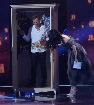 Из звездного шкафа: в шоу Сюрприз, сюрприз знаменитости раздали свои счастливые вещи