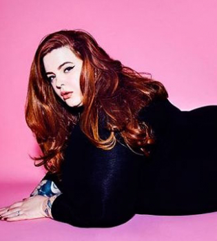 Без комплексов: 155-килограммовая модель Тесс Холидей примерила образ школьницы