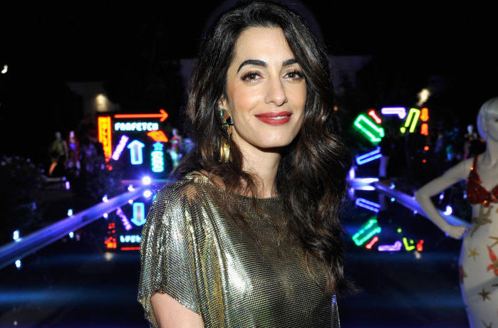 Блестящее платье и сияющая улыбка: Амаль Клуни восхитила внешним видом на вечеринке Versace