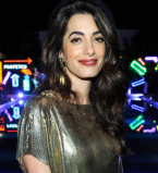 Блестящее платье и сияющая улыбка: Амаль Клуни восхитила внешним видом на вечеринке Versace