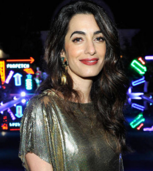 Блестящее платье и сияющая улыбка: Амаль Клуни восхитила внешним видом на вечеринке Versace