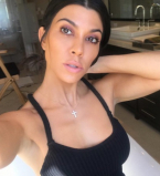 Парижский соблазн: Кортни Кардашьян позирует в сексуальном нижнем белье