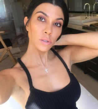 Парижский соблазн: Кортни Кардашьян позирует в сексуальном нижнем белье