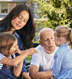 По-семейному: Брюс Уиллис с женой и дочерью снялся для обложки глянца