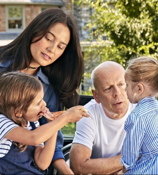 По-семейному: Брюс Уиллис с женой и дочерью снялся для обложки глянца