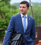 Видео: Владимир Зеленский приехал на работу на велосипеде голым