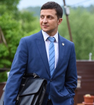 Видео: Владимир Зеленский приехал на работу на велосипеде голым