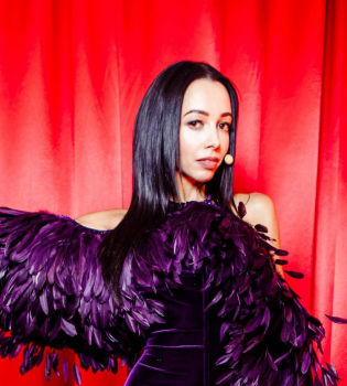 Словно птица: Екатерина Кухар восхитила зрителей "Танці з зірками" платьем в перьях