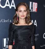 В пух и прах: Натали Портман раскритиковали за черные платье