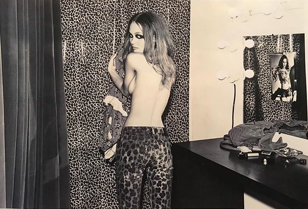 В леопардовых лосинах, топлес и с сигаретой: дерзкий образ 18-летней Лили-Роуз Депп