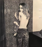 В леопардовых лосинах, топлес и с сигаретой: дерзкий образ 18-летней Лили-Роуз Депп