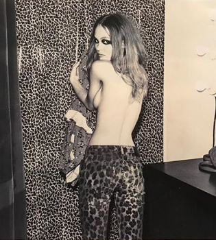 В леопардовых лосинах, топлес и с сигаретой: дерзкий образ 18-летней Лили-Роуз Депп