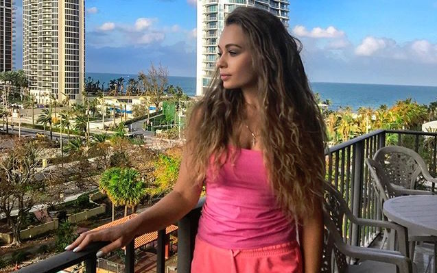 Купальники и мини-шорты: Яна Соломко улетела с семьей в Майами