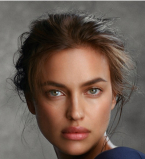 Молодая мама Ирина Шейк позирует в шелковом белье