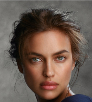 Молодая мама Ирина Шейк позирует в шелковом белье