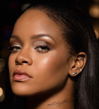 Наряд, который невозможно не заметить: Рианна взорвала сеть фото в огромном платье