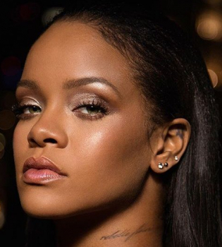 Наряд, который невозможно не заметить: Рианна взорвала сеть фото в огромном платье