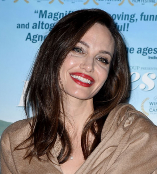 Такой ее давно не видели: Анджелина Джоли восхитила звонким смехом и улыбкой на премьере фильма