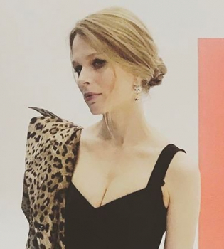 Ольга Фреймут позирует в сексуальном боди с откровенным декольте