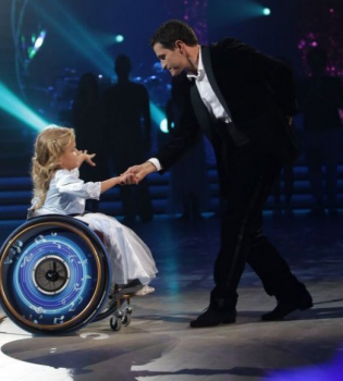 Трогательно до слез! Ахтем Сеитаблаев станцевал с девочкой с ограниченными возможностями