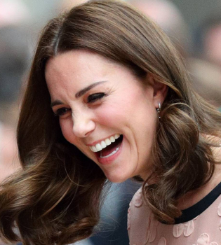 Беременная Кейт Миддлтон станцевала на лондонском вокзале: видео