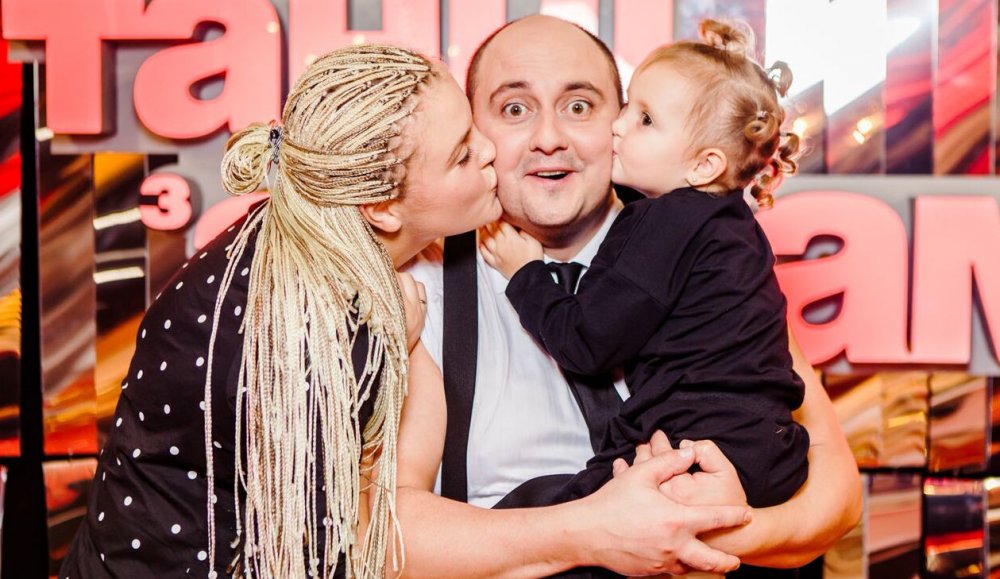 Лучшая поддержка: Юрий Ткач позирует с женой и дочкой на Танцах з зірками