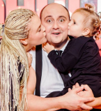 Лучшая поддержка: Юрий Ткач позирует с женой и дочкой на Танцах з зірками