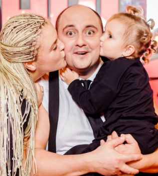 Лучшая поддержка: Юрий Ткач позирует с женой и дочкой на Танцах з зірками