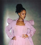 Показать все: Рианна позирует в прозрачном наряде на голое тело