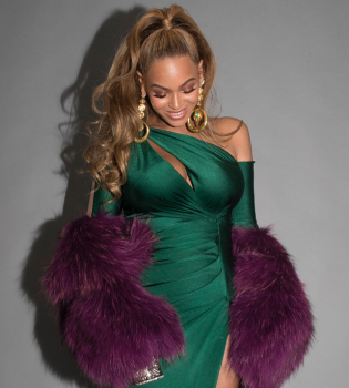 С шиком и блеском: Бейонсе похвасталась пышным бюстом в изумрудном платье