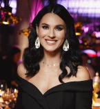 Маша Ефросинина вышла в свет в соблазнительном платье с оголенным и плечами